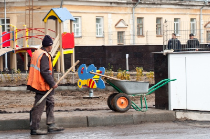 В Гремячинске прокуратура нашла на детских площадках повреждения
