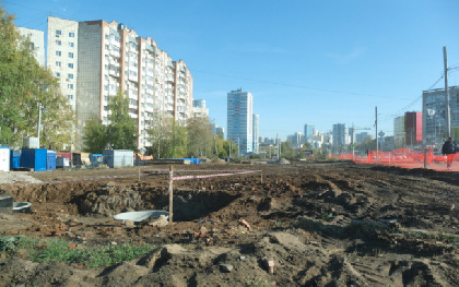 Дмитрий Махонин проинспектировал стройку по продлению дороги на ул. Крисанова