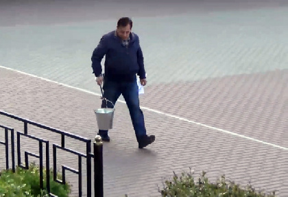 В Чайковском общественник принес мэру ведро с фекалиями