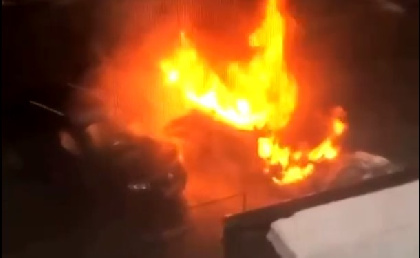 В Перми во дворе жилого дома сгорели две машины