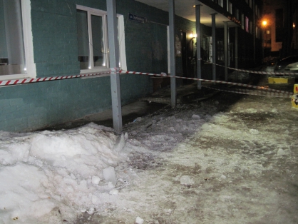 В Перми на школьницу с крыши дома упал снег и лед