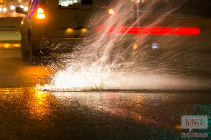 В Перми из-за прорыва водопровода затопило автомобиль
