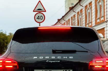 Судебные приставы арестовали Porsche Cayenne пермяка из-за долга в 250 тыс. рублей