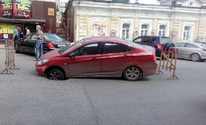 В центре Перми под автомобилем провалился канализационный люк