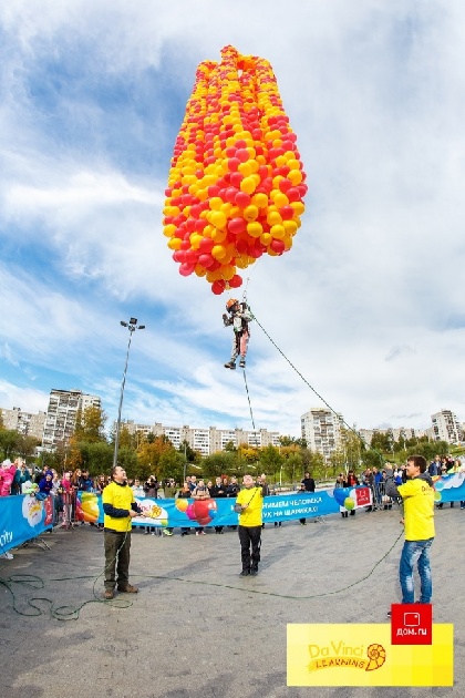 В Перми прошел необычный эксперимент: детей подняли в воздух на гелиевых шарах