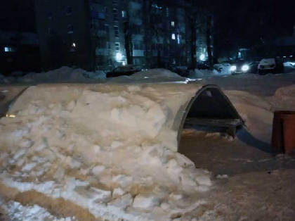 В Перми из-за снега рухнула остановка
