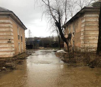 В Александровске река затопила жилые дома
