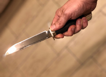 В Чусовом горожан напугал окровавленный мужчина с ножом