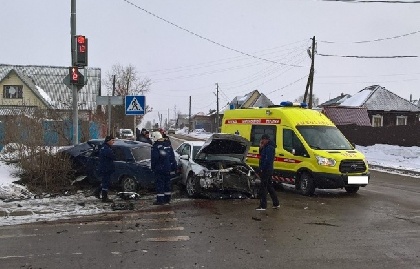 В Березниках на перекрестке столкнулись два автомобиля 