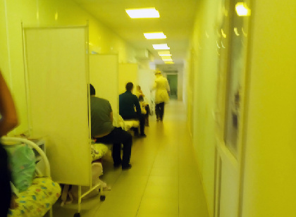 В инфекционном отделении пермской больницы из-за нехватки мест детей лечат в коридоре