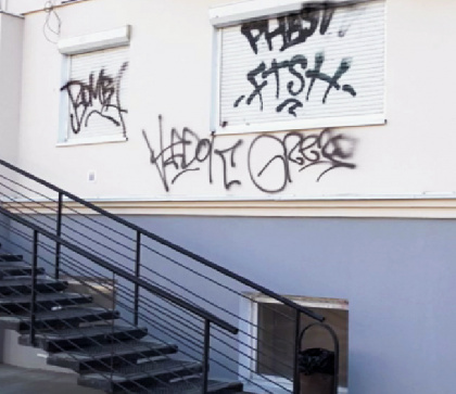 С граффитистов взыщут 90 тысяч рублей за порчу фасада жилого дома